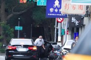 遵化市台当局这个单位的公车，给了狗了